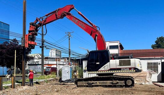 Escavadeira é usada em obra de escoramento em escavações no Chile