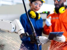 Setor industrial impulsiona desenvolvimento econômico e social, garantem economistas