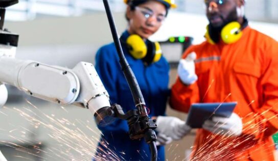 Setor industrial impulsiona desenvolvimento econômico e social, garantem economistas