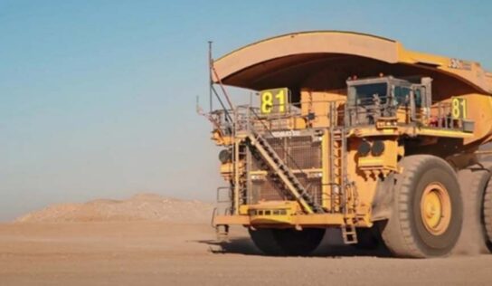 Komatsu entrega 700º caminhão autônomo para operação em minas