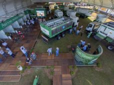 Comemoração de 60 anos de fabricante de maquinários para pecuária teve lançamento de livro