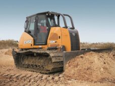 100% brasileiros: fábrica em Contagem assume produção global de tratores compactos de esteiras