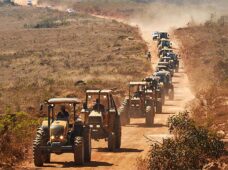 Comboio de tratores percorre a Estrada Real