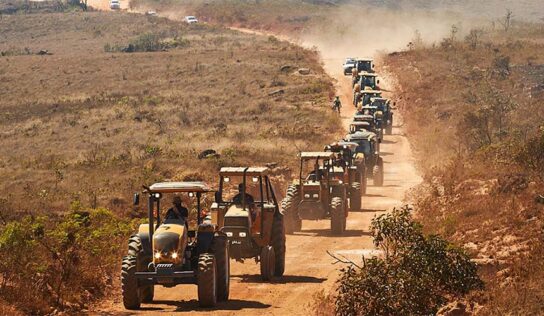 Comboio de tratores percorre a Estrada Real