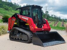 Minicarregadeira compacta sob esteira de borracha está em testes no Brasil