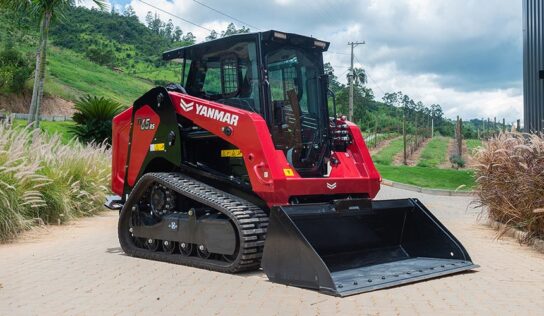 Minicarregadeira compacta sob esteira de borracha está em testes no Brasil