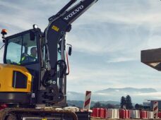 Escavadeira compacta ECR40 chega ao Brasil