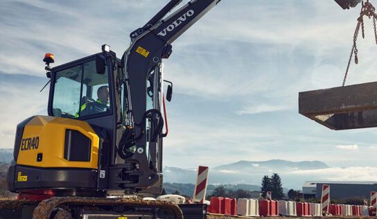 Escavadeira compacta ECR40 chega ao Brasil