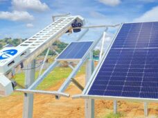 Parceria traz ao Brasil robôs de limpeza de painéis solares com IA