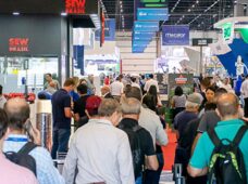 Crescimento acelerado de um show de novidades e tecnologia