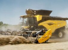 Drone pulveriza lado a lado com colheitadeiras e tratores