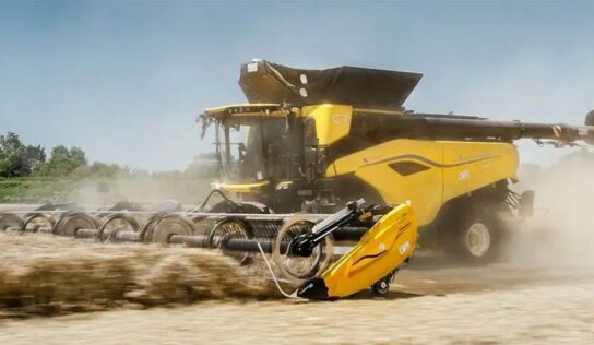 Drone pulveriza lado a lado com colheitadeiras e tratores