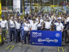 Fabricante comemora 700 mil eixos feitos no Brasil