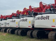 Fabricante celebra a marca de mil escavadeiras vendidas no Brasil