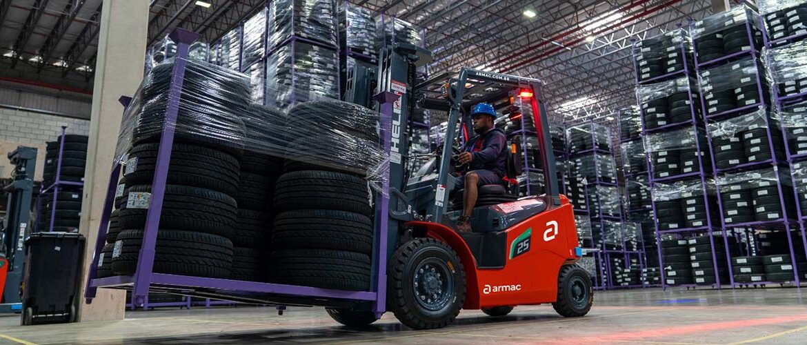 Locadora de máquinas e empresa de soluções em pneus focam em empilhadeiras de energia limpa