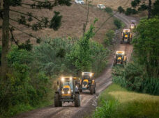 Dada a largada na romaria de tratores pela zona da mata de Pernambuco 