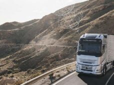 Marca comemora 1 milhão de caminhões conectados no mundo 