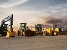 Fabricante de máquinas da linha amarela mais do que dobra pontos de venda