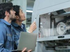 Mais do que vender, é preciso acompanhar: o valor da assistência técnica na indústria moderna 