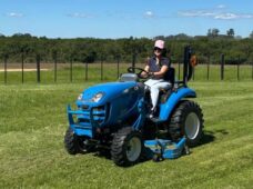 Trator compacto destaca-se por sua eficiência no campo e na cidade