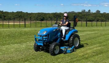 Trator compacto destaca-se por sua eficiência no campo e na cidade