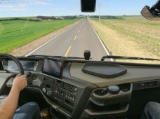 Nova linha de caminhões FH 2026 traz mais força nas subidas e até 3% de economia