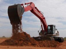 Escavadeiras com estabilidade e controle em qualquer terreno
