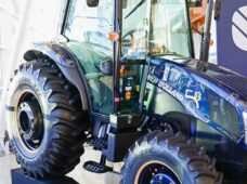 Leilão de trator comemorativo arrecada quase R$ 400 mil para hospital