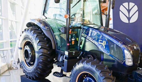 Leilão de trator comemorativo arrecada quase R$ 400 mil para hospital