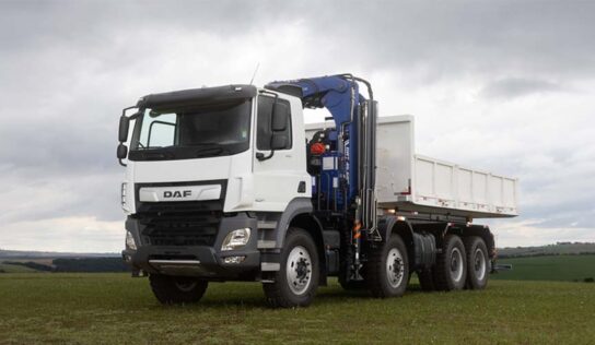 Montadora entrega veículo 8×4 customizado para extração de ouro no Suriname 