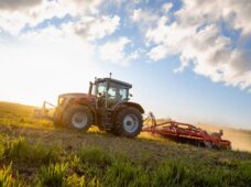 Novo trator MF 8S Xtra traz avanços em eficiência operacional e agricultura de precisão