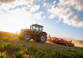 Novo trator MF 8S Xtra traz avanços em eficiência operacional e agricultura de precisão