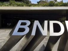 BNDES aprova financiamento sem inovação para Embraer, Moura e CNH