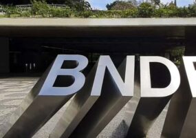 BNDES aprova financiamento sem inovação para Embraer, Moura e CNH