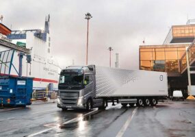Volvo lança serviço que reduz velocidade de caminhões em áreas restritas