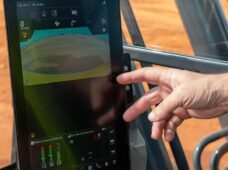 John Deere apresenta nova geração de escavadeiras