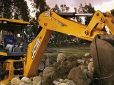Nova retroescavadeira da JCB eleva padrão de tecnologia, conforto e eficiência