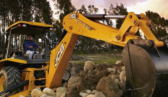 Nova retroescavadeira da JCB eleva padrão de tecnologia, conforto e eficiência