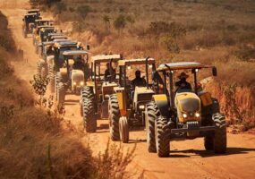 A maior expedição de tratores do mundo desembarca no Oeste da Bahia nesta sexta-feira