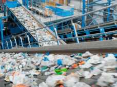 Setor de reciclagem mecânica de plásticos fatura R$ 4,2 bi em 2025