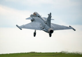 Primeiro Gripen E produzido no Brasil realiza voo inaugural