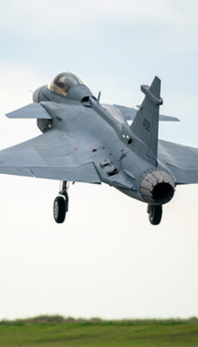 Primeiro Gripen E produzido no Brasil realiza voo inaugural
