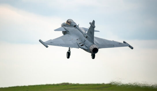 Primeiro Gripen E produzido no Brasil realiza voo inaugural