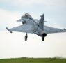Primeiro Gripen E produzido no Brasil realiza voo inaugural